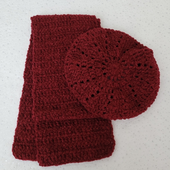 Handmade Crochet elegant Beret and Scarf set. - Picture 8 of 8